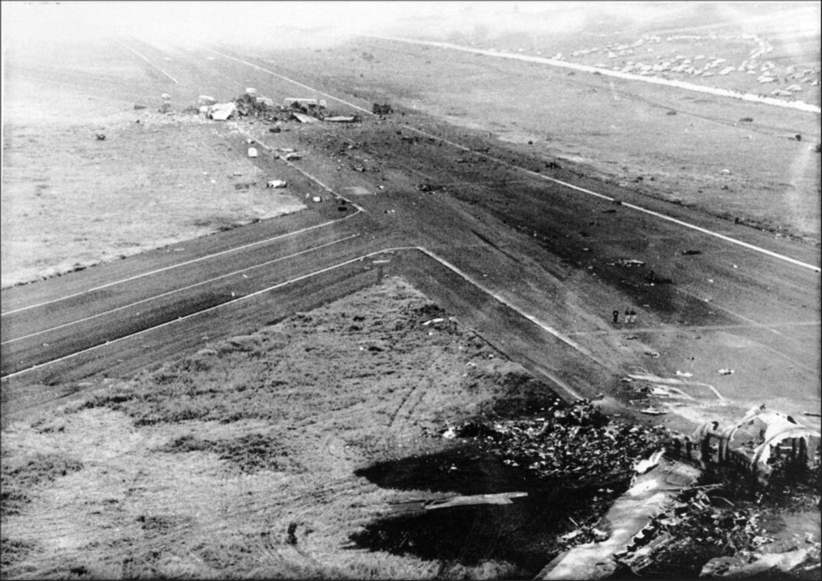 Imagen aérea de la zona del impacto en la pista del aeropuerto de Los Rodeos.