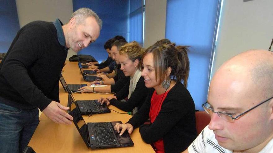 El docente Javier Fernández Calleja, junto a varios alumnos.