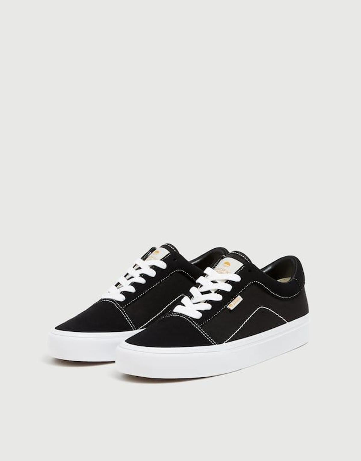 Zapatilla street negra de Pull and Bear (Precio: 9,99 euros)