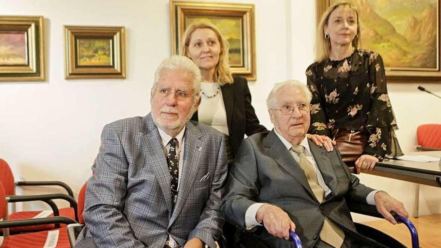 Julio Magdalena, a la derecha, junto a Luis Rubio, y sus hijas Julia y Carmen, ayer, con algunos de sus cuadros, en la sede del Ateneo Jovellanos.