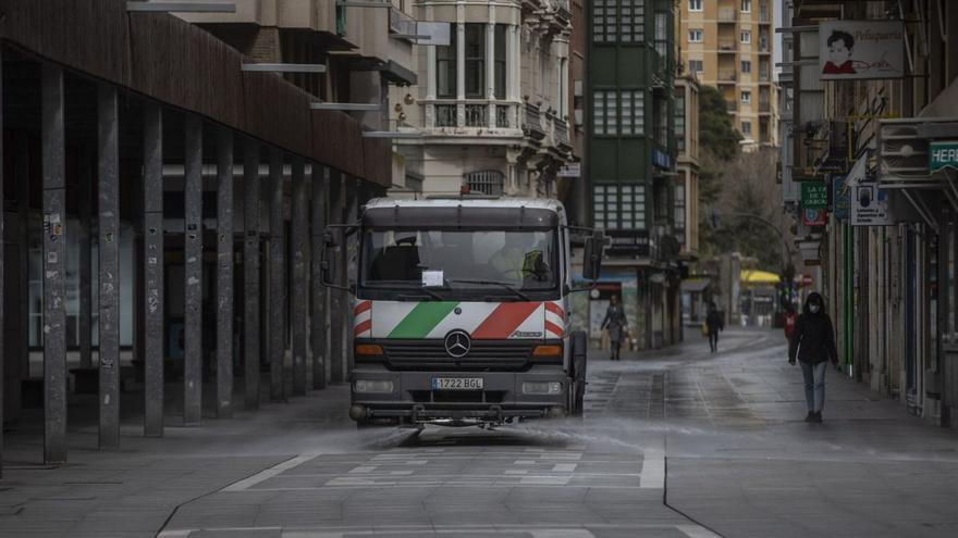 Un vehículo de Zamora Limpia en la calle de Santa Clara.