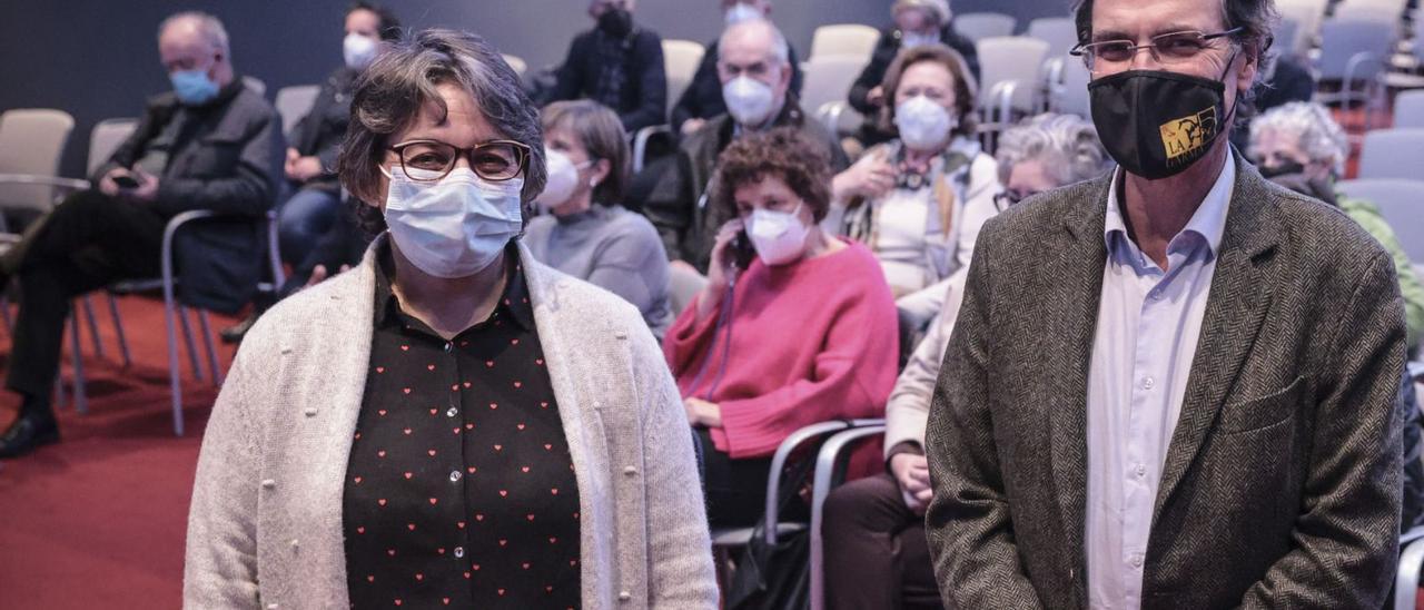 Margarita Fernández Mier y Pablo Arias Cabal, ayer, en el Club Prensa Asturiana. | Irma Collín