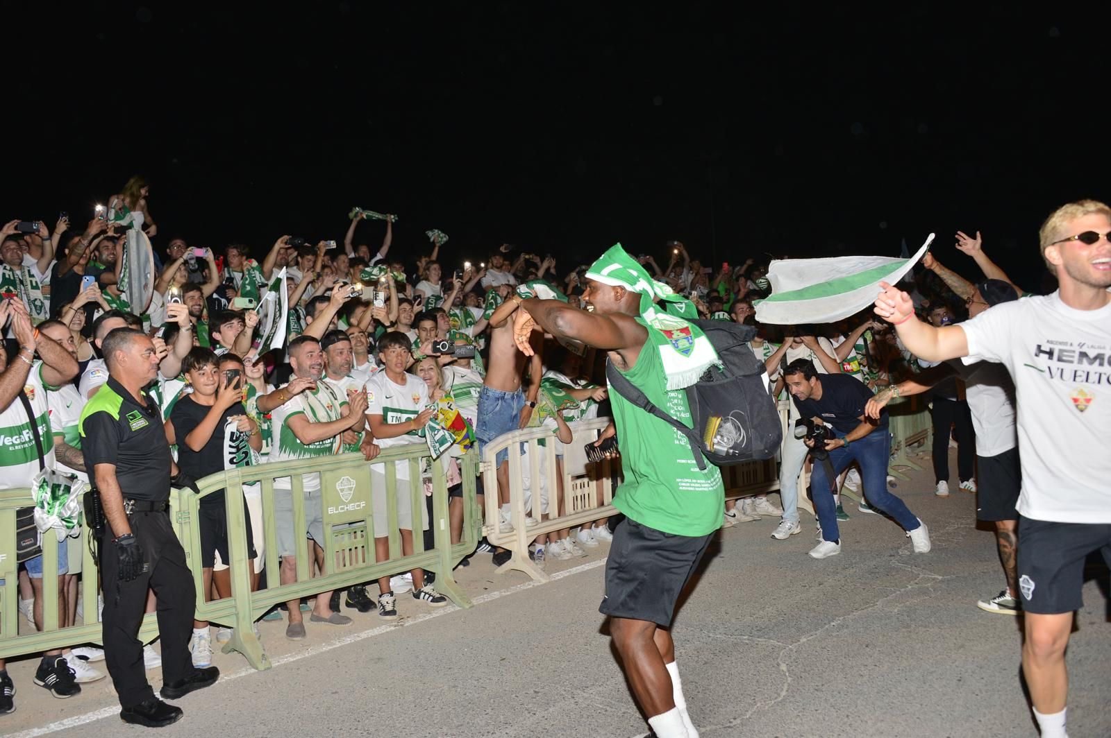La afición del Elche recibe a los héroes del ascenso a su llegada al Martínez Valero