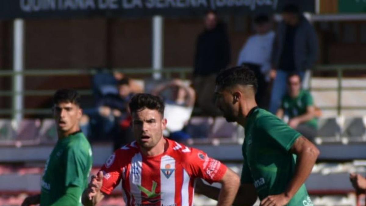 Loic (d) pugna por un balón con Carlos en el duelo de ayer. | | NOELIA GALLEGO