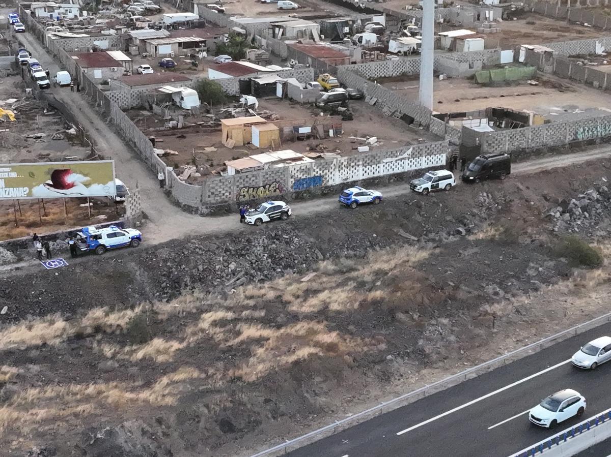 Imagen aérea de la macrooperación contra los asentamientos ilegales en Los Vivitos, en el municipio de Arona.