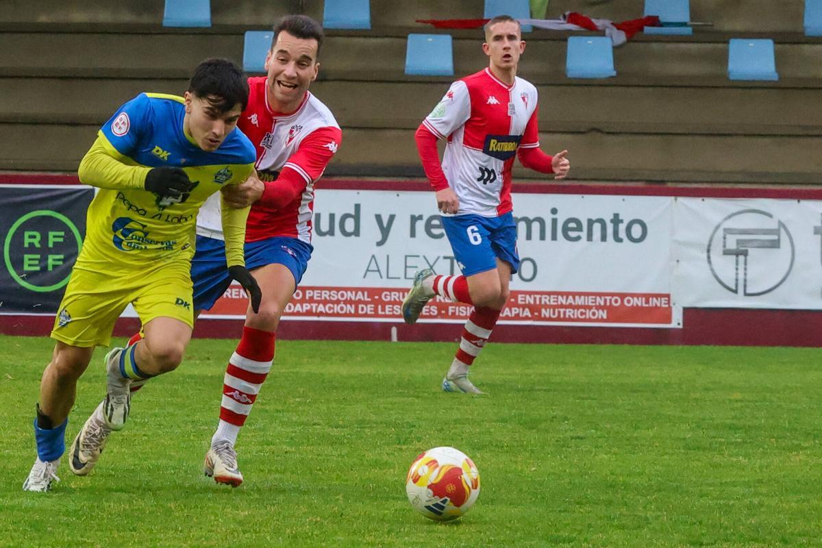 Las imágenes del derbi de O Salnés entre Arosa y Cambados en A Lomba