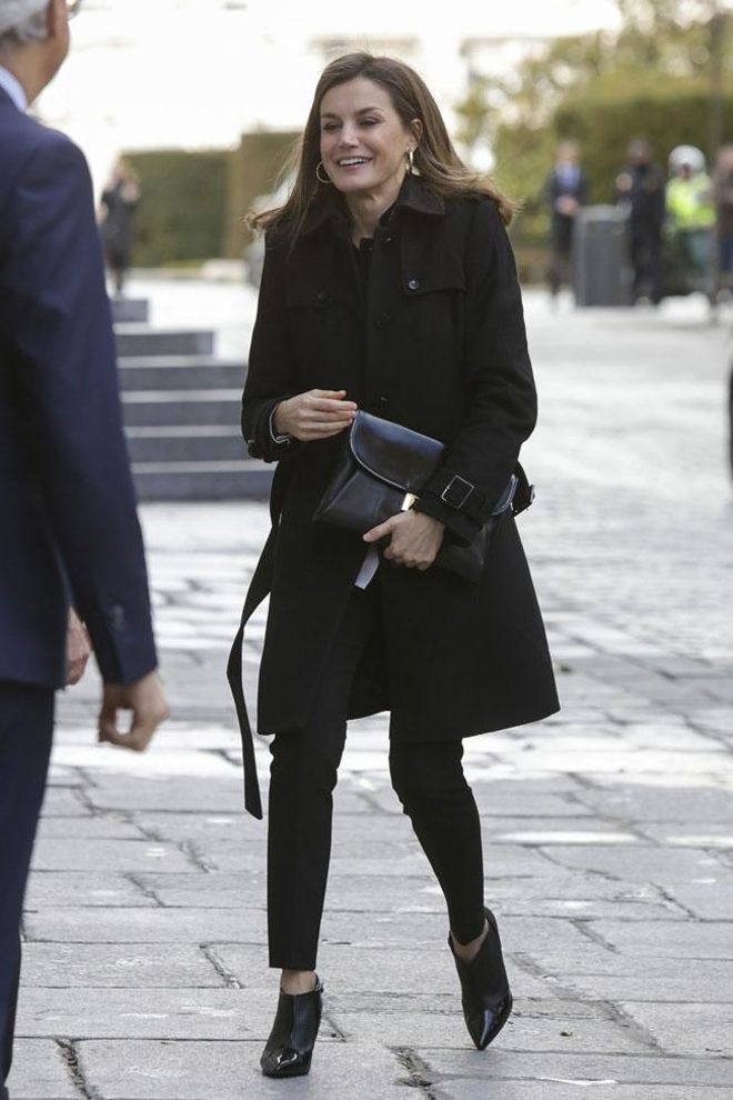Letizia Ortiz con abrigo batín y botines en Madrid