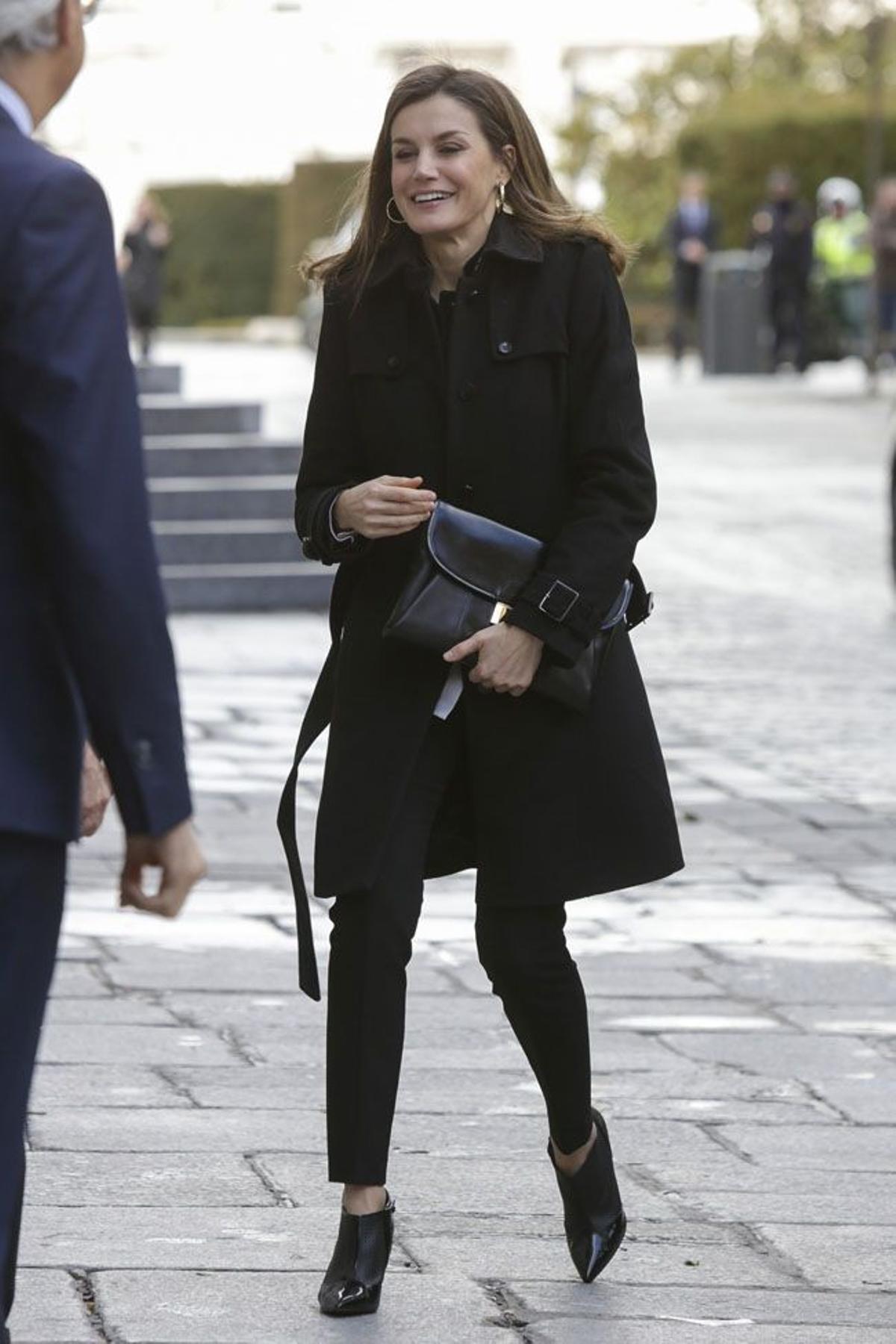 Letizia Ortiz con abrigo batín y botines en Madrid