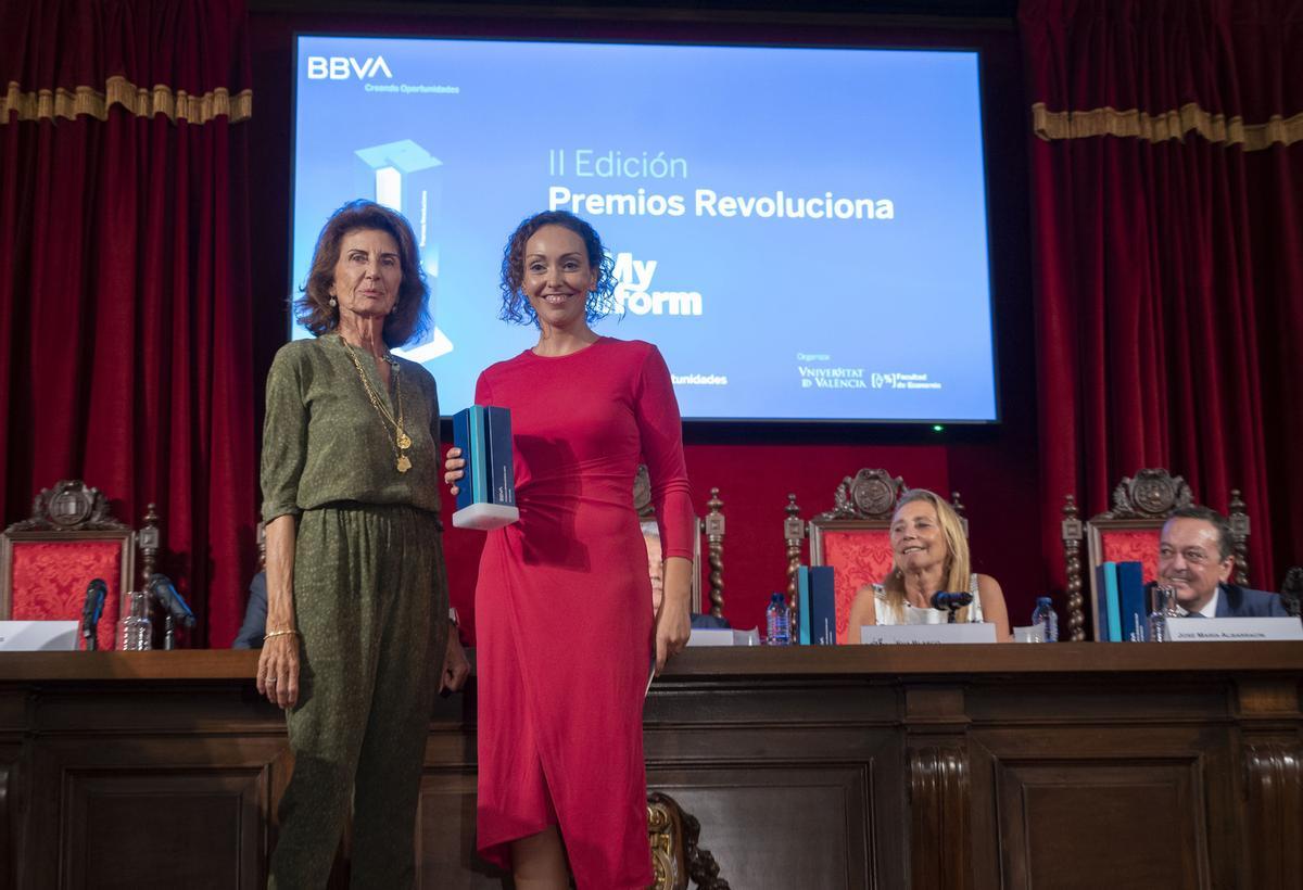 Carmen Planas, presidenta de CAEB, junto a  Mª Carmen Monterrubio, CEO de MyUniform