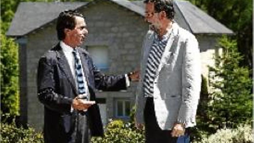 Aznar i Rajoy conversant durant el campus d&#039;estiu de la FAES, ahir