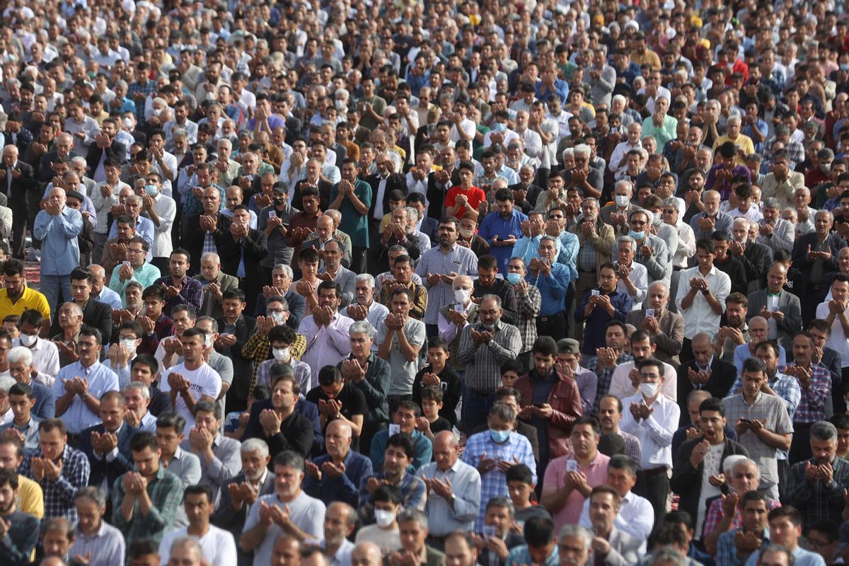 Los musulmanes celebran el fin del Ramadán. Fiesta del Eid al-Fitr en el santuario de Abdol-Azim, en Teherán (Irán).