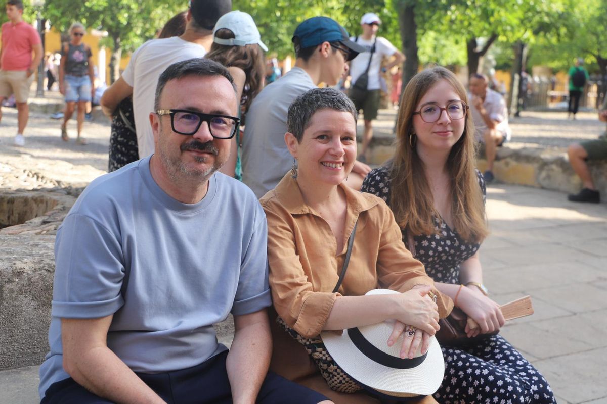 Los franceses Estephane, Gaelle y Ninon esperan para entrar a la Mezquita.