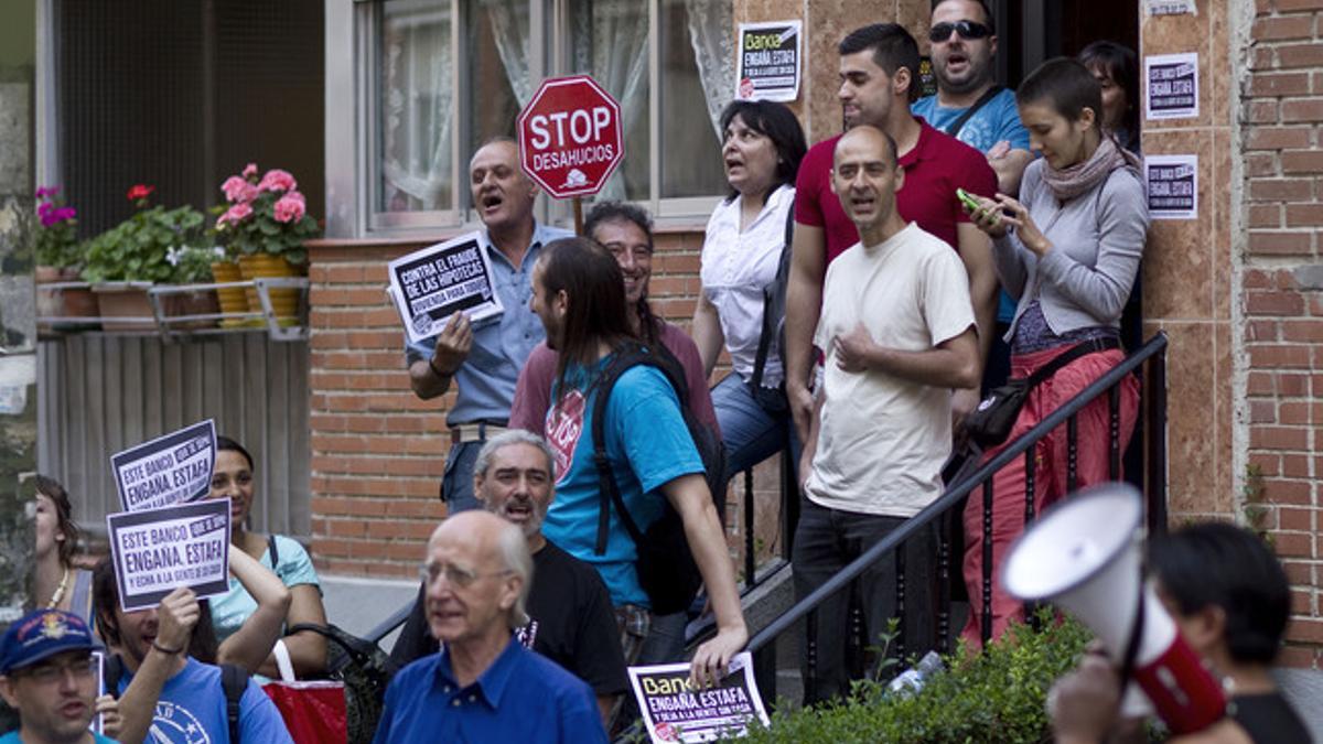 La plataforma Stop Desahucios apoya a un vecino embargado, en Madrid, el mayo pasado.