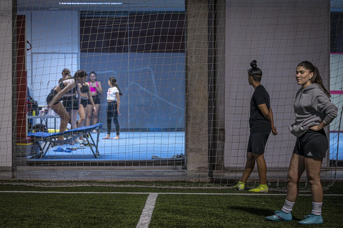 Entrenamiento del primer equipo de fútbol femenino que se crea en el barrio de La Mina