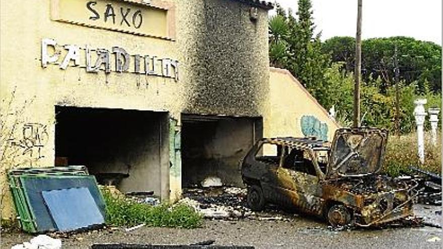 Un cotxe cremat als soterranis és el darrer dels incidents que s&#039;han donat en el polèmic edifici abandonat.