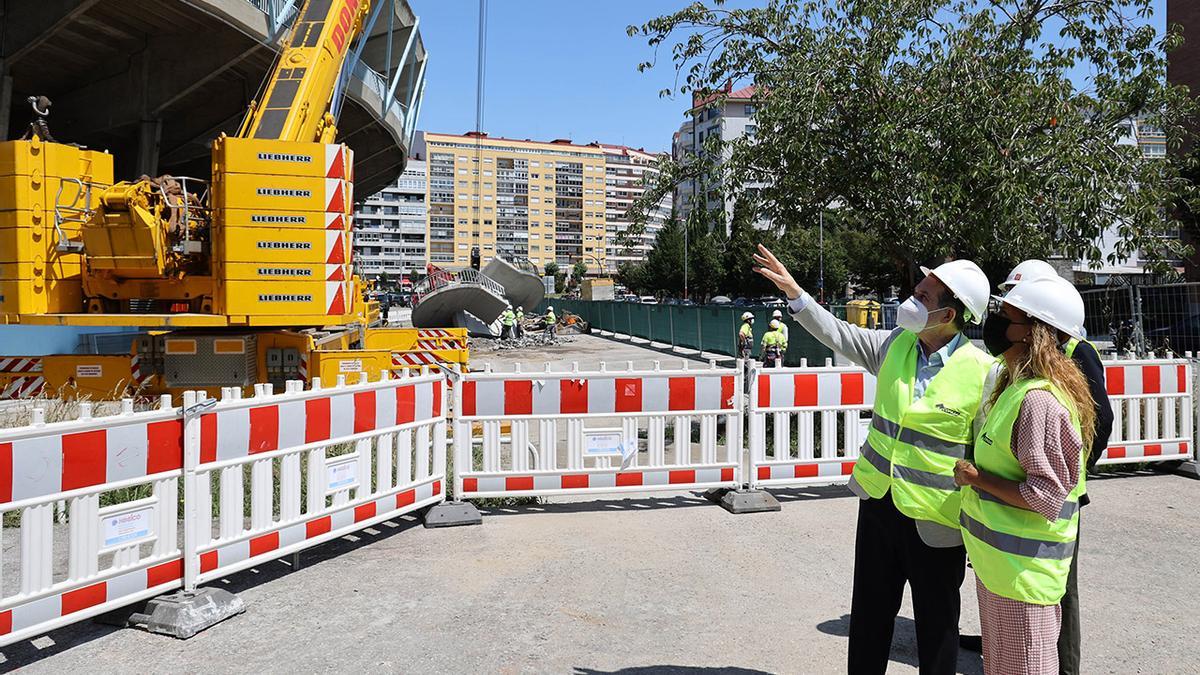 Caballero y Silva, ayer, en su visita a las obras de la grada de Marcador..jpg