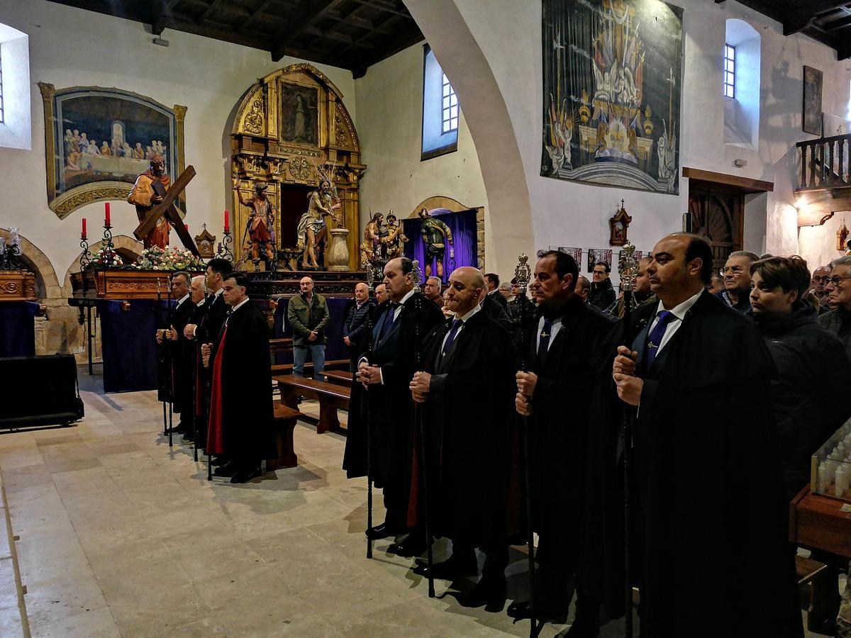 Hermanos participan en la solemne fiesta de la cofradía toresana