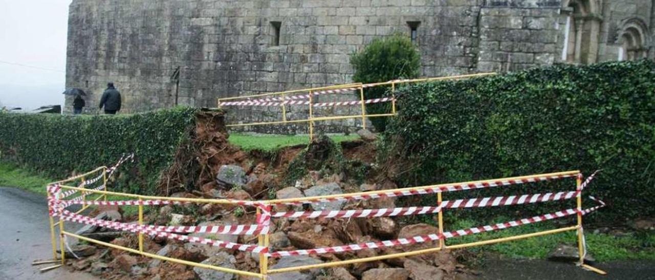 Los temporales derribaron cuatro metros del cierre perimetral del monasterio.  // Bernabé/Gutier