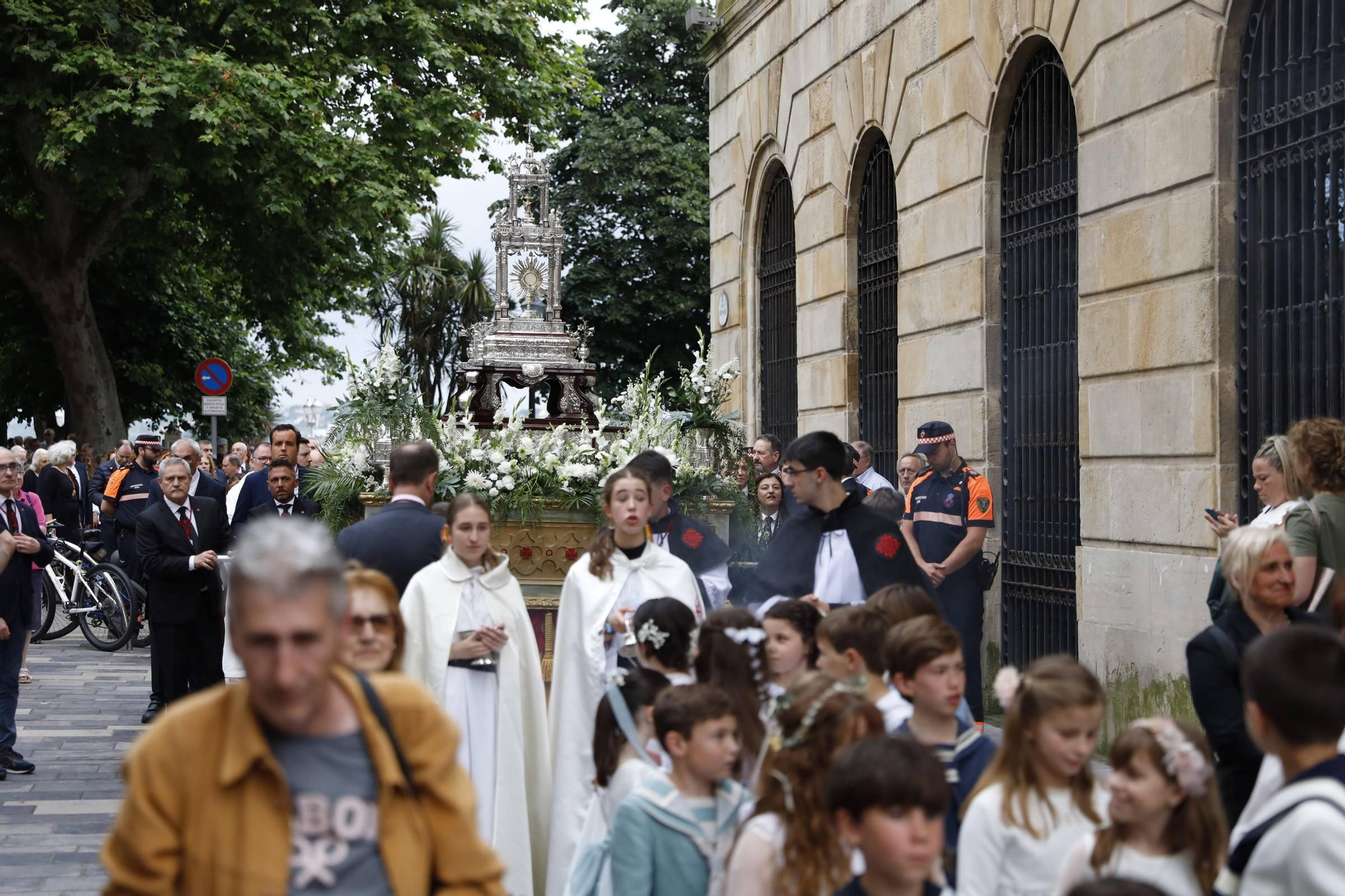 Pétalos, incienso, niños... así fue la procesión del Corpus Christi en Gijón (en imágenes)