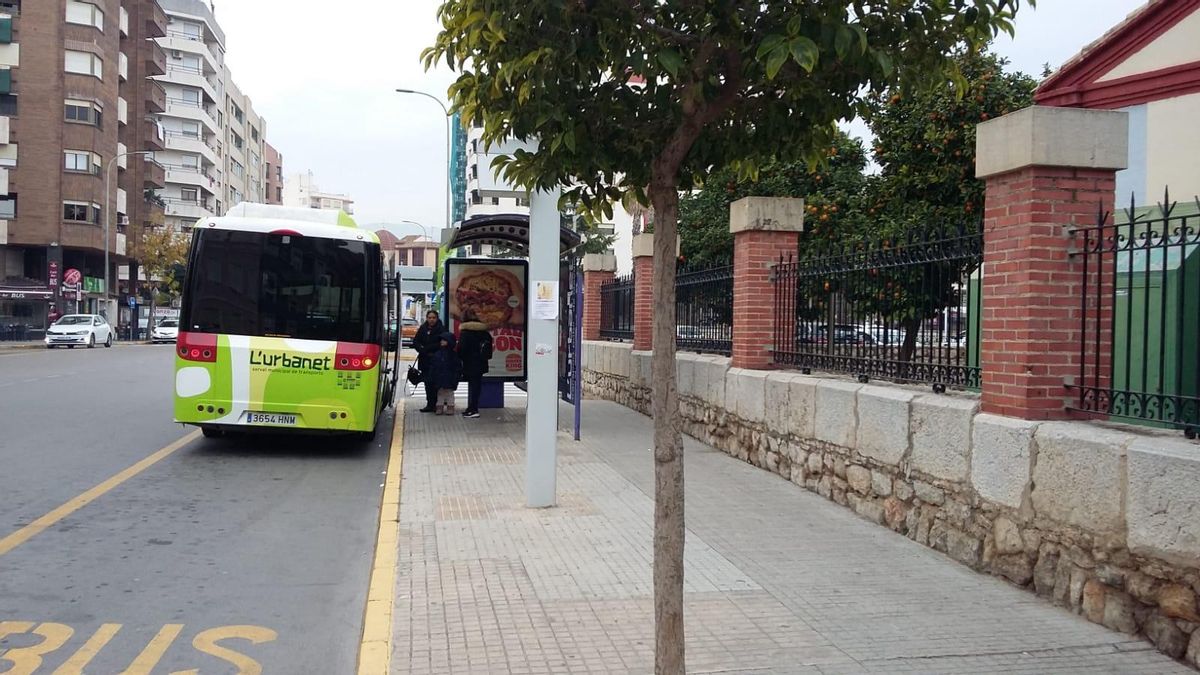 Un autobús de l’Urbanet, en la parada situada en la avenida del Marqués de Campo, junto a la estación de tren.