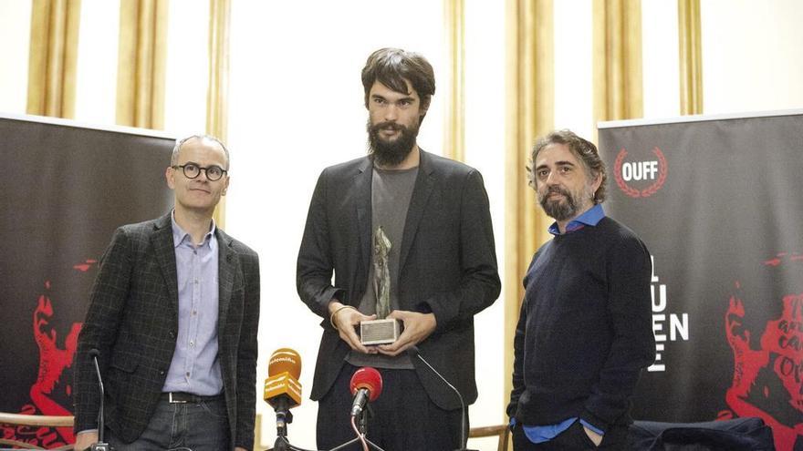 Óliver Laxe, en el centro tras recibir el Cidade de Ourense, flanqueado por el alcalde y el director del OUFF Fran Gayo. // Brais Lorenzo