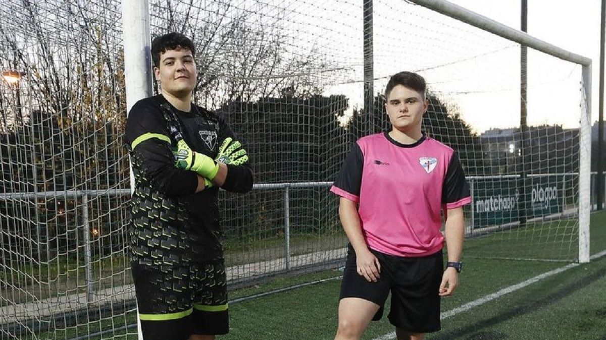 Íker y Marcos, de 19 años y 21 años, ayer, en el campo federativo de Coia