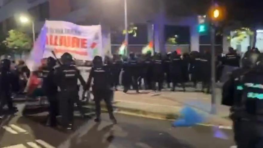 Manifestantes propalestinos agreden y tiran petardos a los antidisturbios en las protestas cerca del Roig Arena