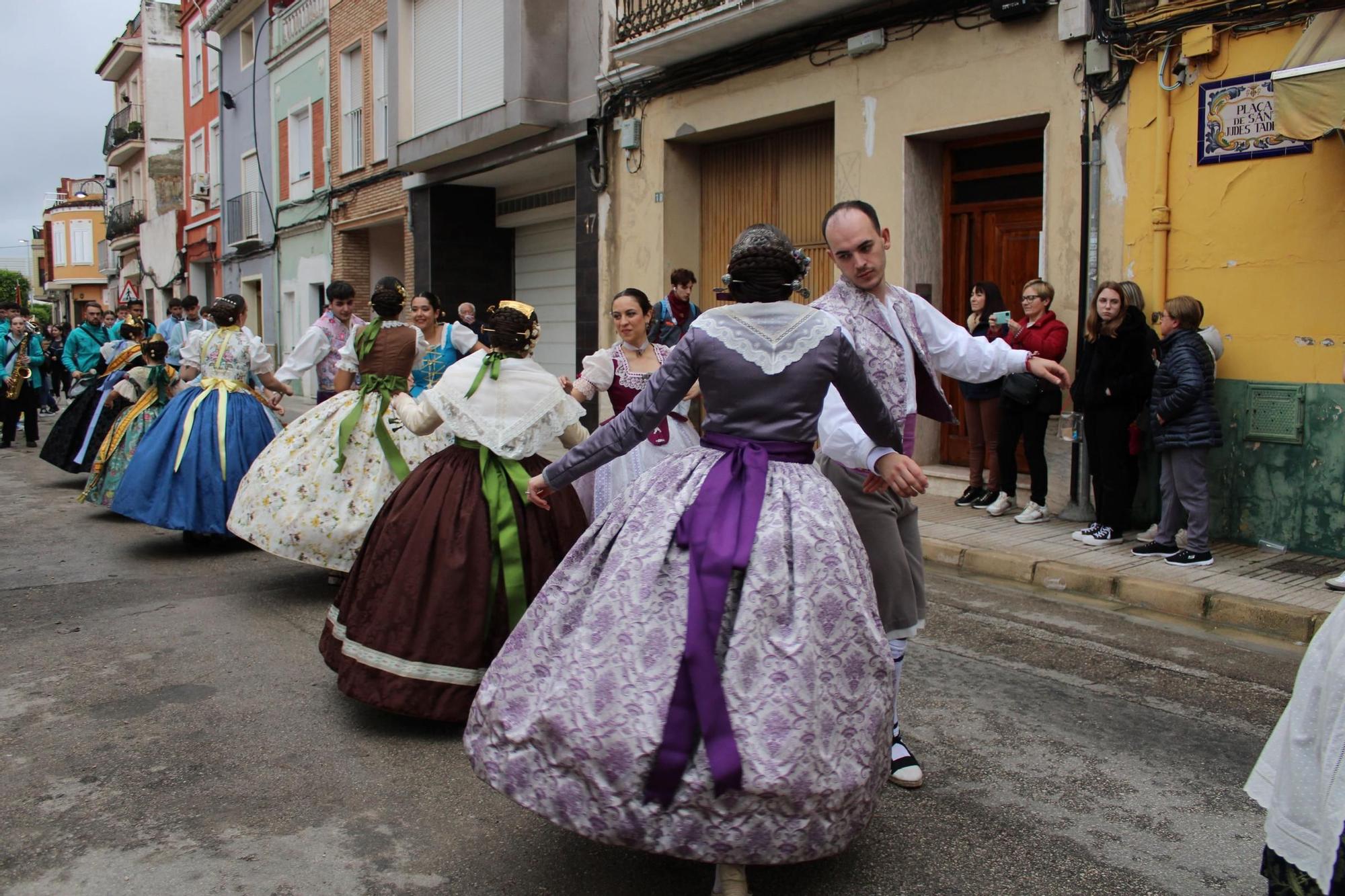 Las comisiones falleras llenan Alzira de música y baile en el desfile de pasodobles