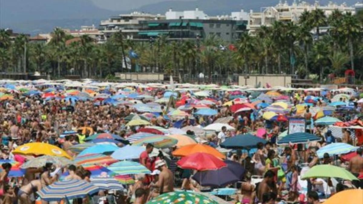 La playa de Llevant de Salou, abarrotada de bañistas que aprovecharon el buen tiempo que hubo ayer.