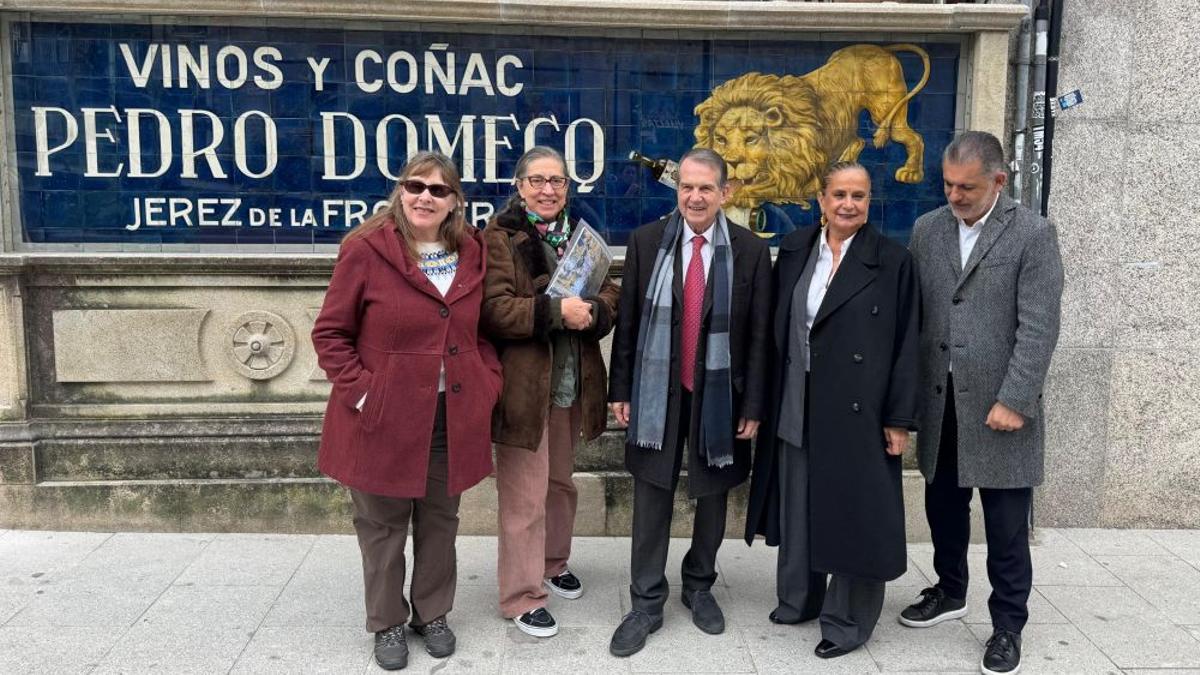 Las restauradoras del mural de Pedro Domecq junto a Abel Caballero, Carmela Silva y Ángel Rivas