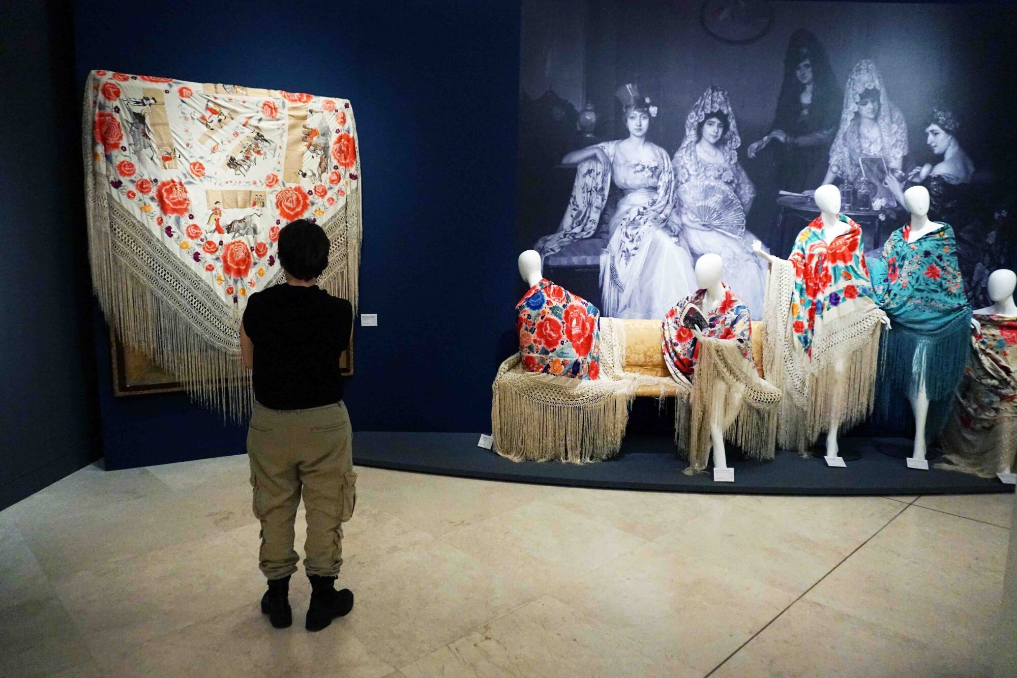 El delegado de Turismo, Cultura y Deporte, Carlos García, presenta la exposición 'El mantón de Manila. Colección Perraut en el Museo de Málaga', con la asistencia de la directora del Museo de Málaga, María Morente; Encarnación Perraut, dueña de la colección de mantones, y su hijo Jesús Burgos Perraut