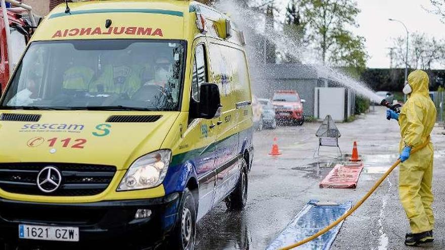 Bomberos de Guadalajara desinfectan una ambulancia. // Nacho Izquierdo