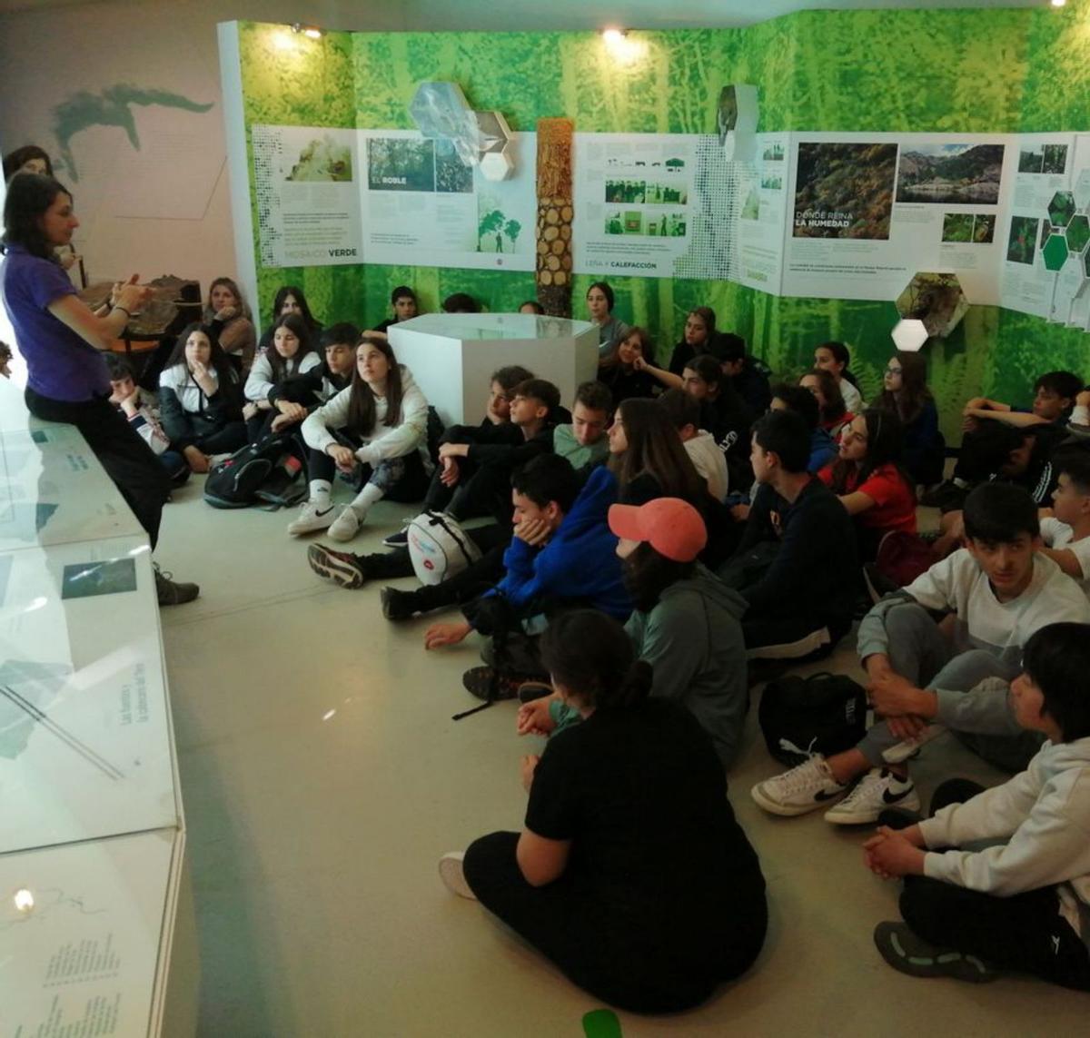 Atentos a las explicaciones en la Casa del Lago de Sanabria. | Cedida