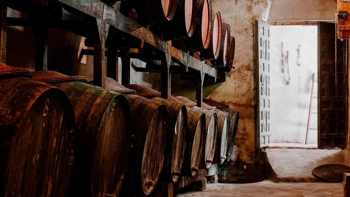 Conjunto de toneles de Fondillón en el centro de Cañada.