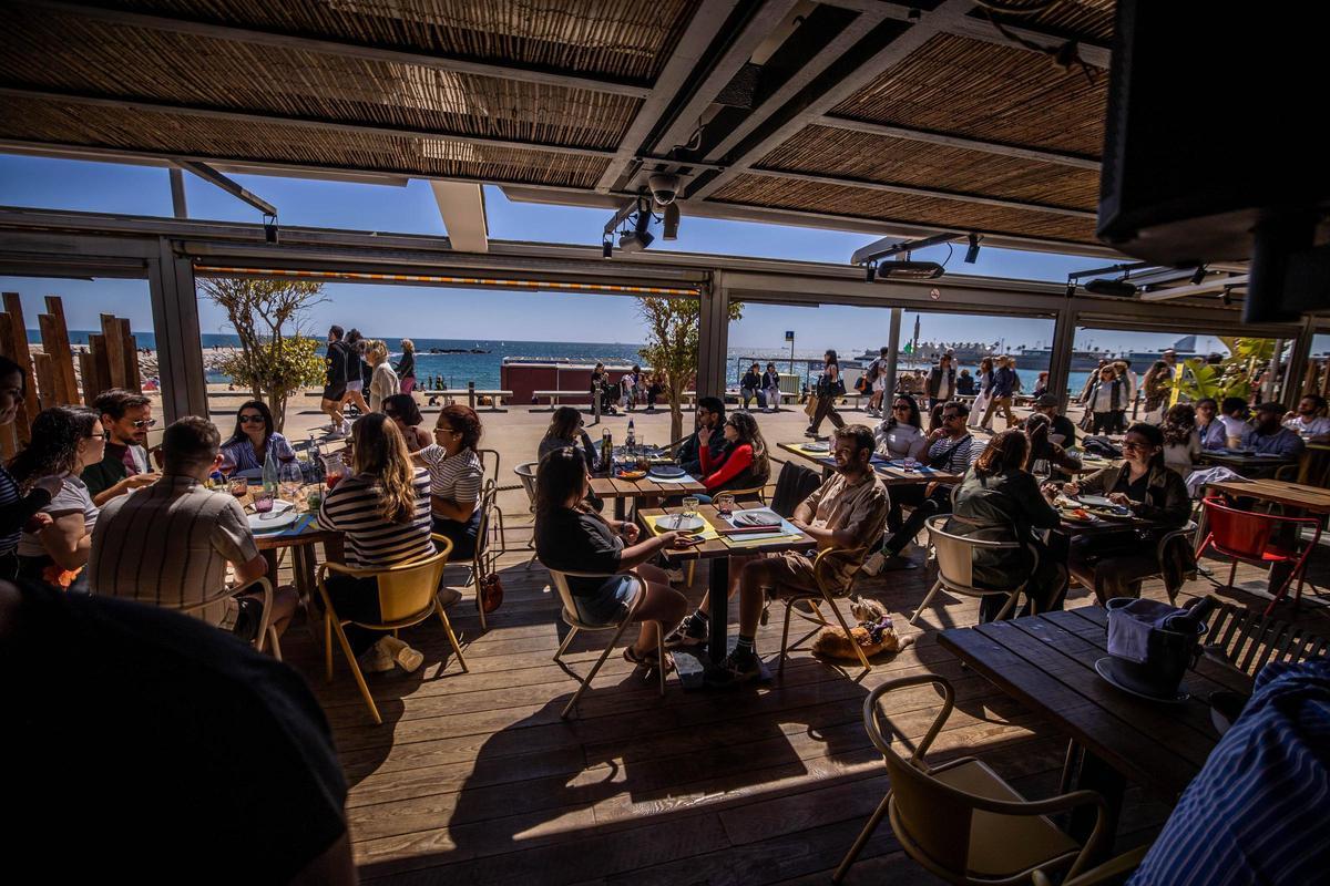 Ambiente de verano en las playas de Barcelona por Semana Santa