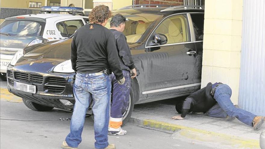 Cárcel por esconder a trompicones en Almassora un Porsche robado
