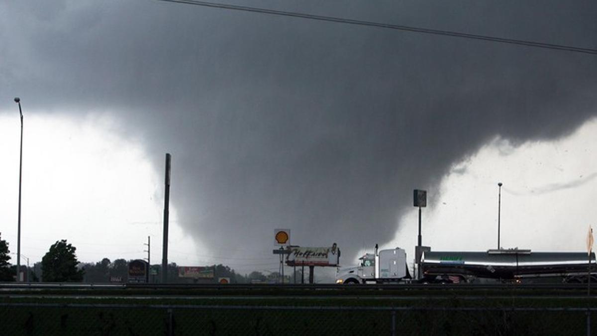 Un tornado se acerca a la localidad de Tuscaloosa, en Alabama, que ha resultado arrasada por el temporal, este miércoles.