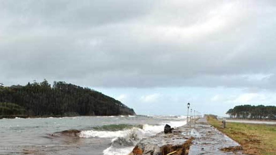 La escollera arrasada por el mar que Costas anuncia que reparará la próxima semana.