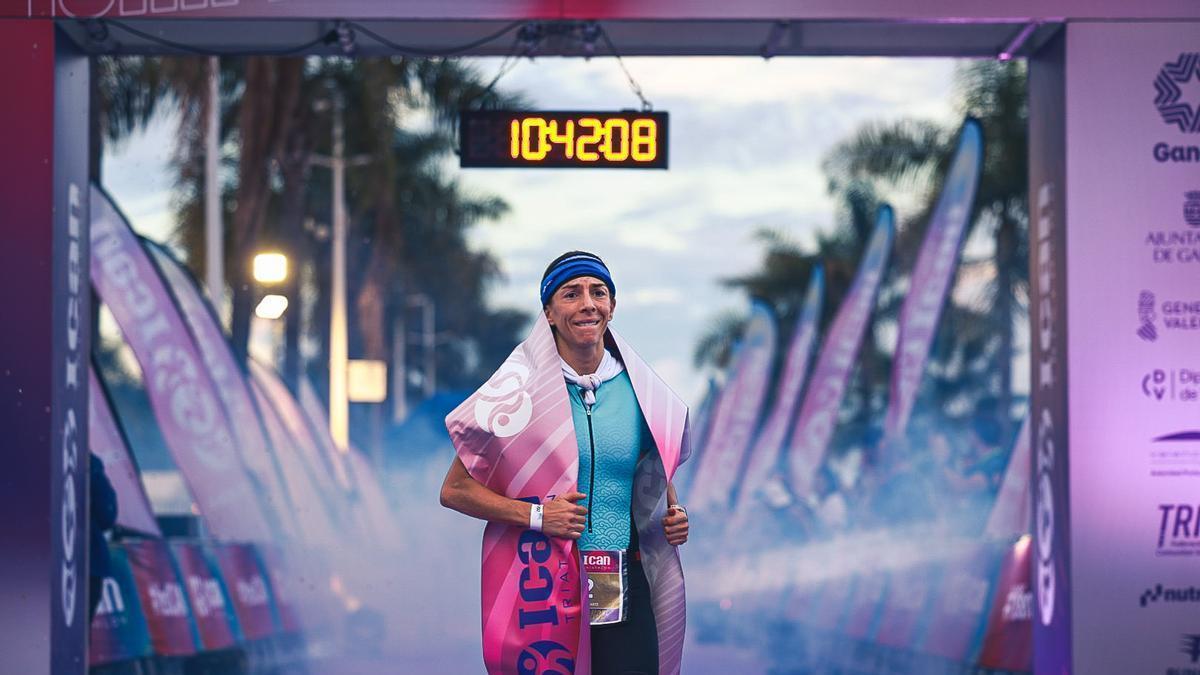 En féminas Ana Camino, confesó en meta haber pensado en retirarse durante la competición en varias ocasiones, pero tiró de pensamiento positivo y cruzó la meta en 10:41:13