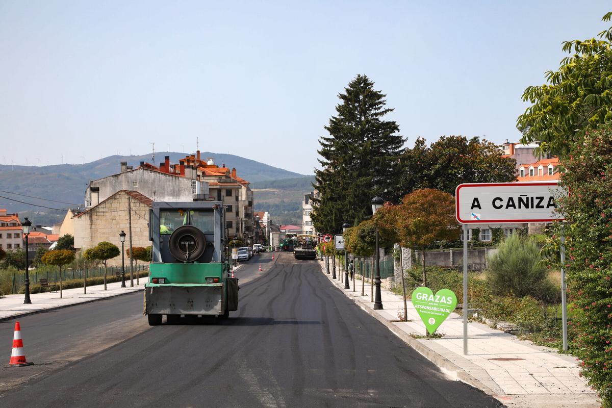 Una señal en la que se puede ver el nombre antiguo del municipio, A Cañiza.