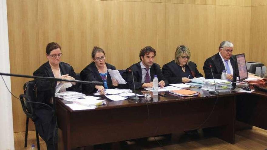 Un grupo de abogados, durante una vista en un juzgado de Ourense. // Iñaki Osorio