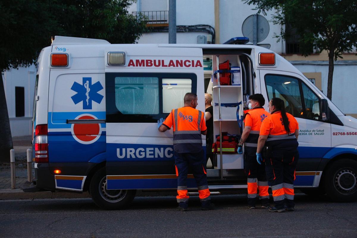 Uno de los heridos por el incendio de un asador en el Campo de la Verdad, en el interior de una ambulancia.