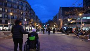 La esperanza de vida aumenta en Barcelona, pero hay desigualdades entre barrios.