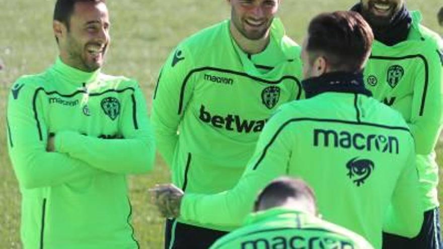 Pedro López, a la izquierda, se ríe junto a sus compañeros en un entrenamiento del Levante.