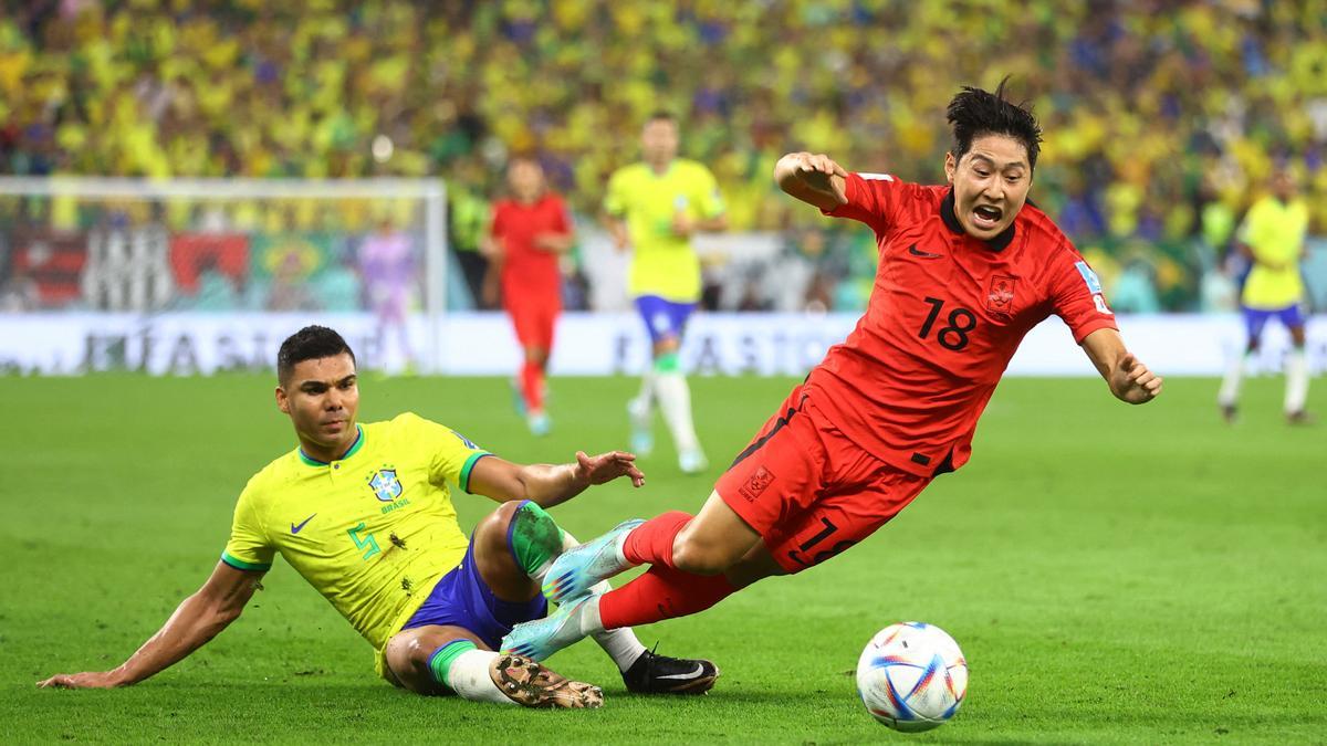 Casemiro derriba a Kang In Lee en el partido entre Brasil y Corea del Sur.