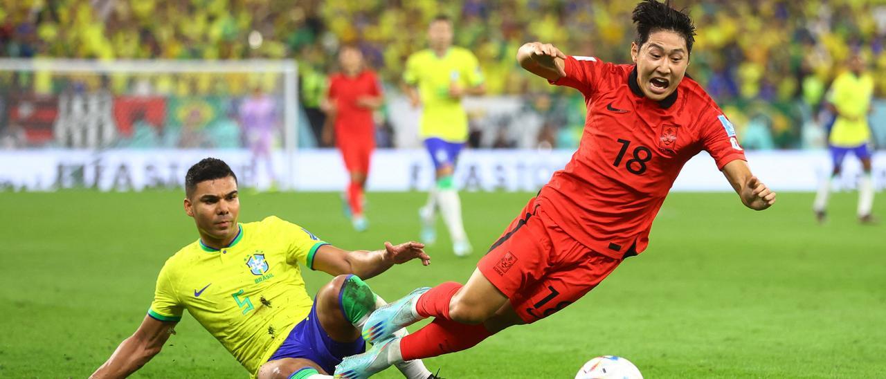 Casemiro derriba a Kang In Lee en el partido entre Brasil y Corea del Sur.