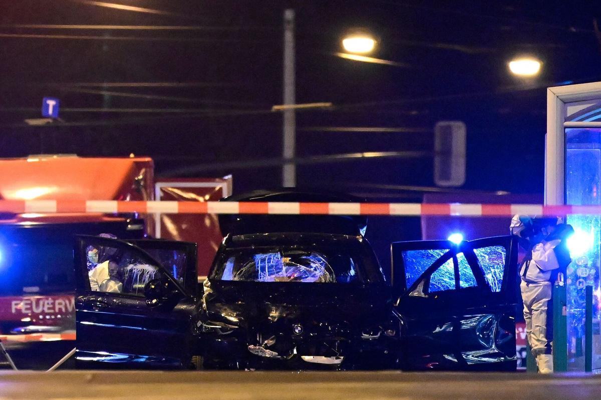 Los forenses examinan el coche que atropelló a varias personas en el mercadillo navideño de Magdeburgo. Los forenses examinan el coche que atropelló a varias personas en el mercadillo navideño de Magdeburgo.