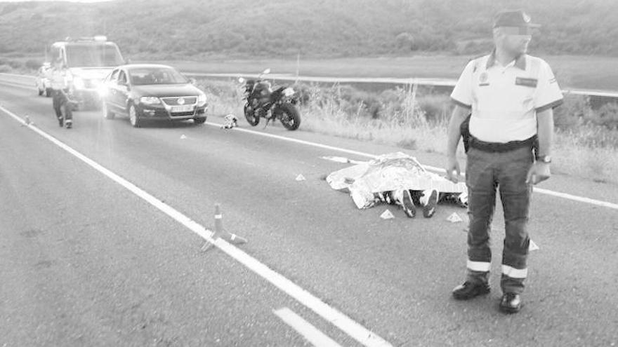 La fallecida en el siniestro de Viana do Bolo, junto a su motocicleta.