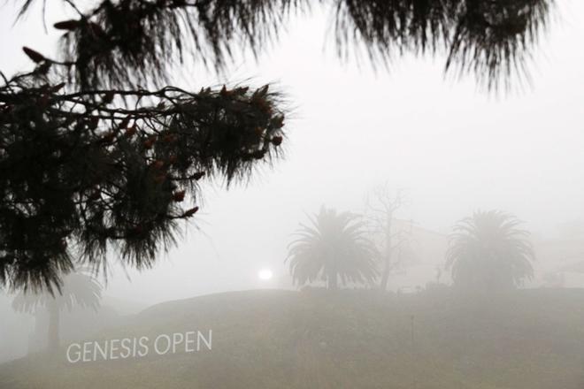 Una vista general del curso, se suspende debido a la lluvia durante la primera ronda del Genesis Open en Riviera Country Club el en Pacific Palisades, California.