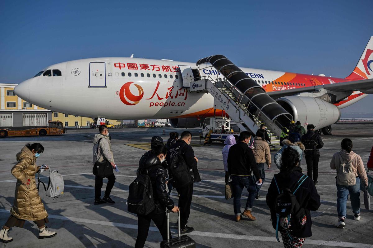 Personas abordan un vuelo nacional en el Aeropuerto Internacional Taiping de Harbin en Harbin.